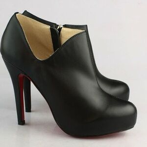 Christian louboutin Lissie booties black leather red bottoms